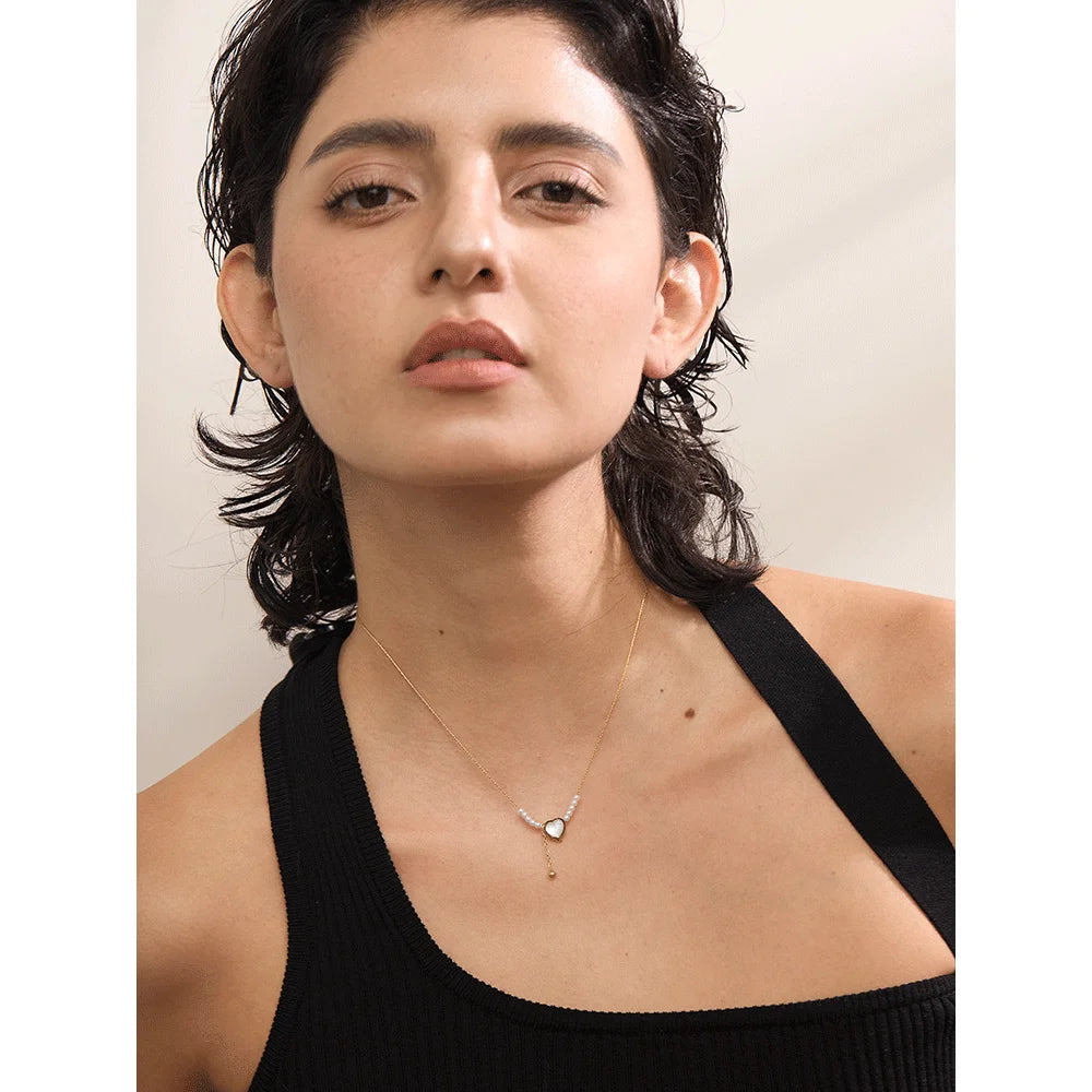 Pearl natural stone heart necklace in gold-plated stainless steel with pearl and natural stone.
