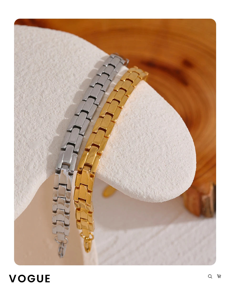 Geometric chain necklace in gold-plated 316L stainless steel.