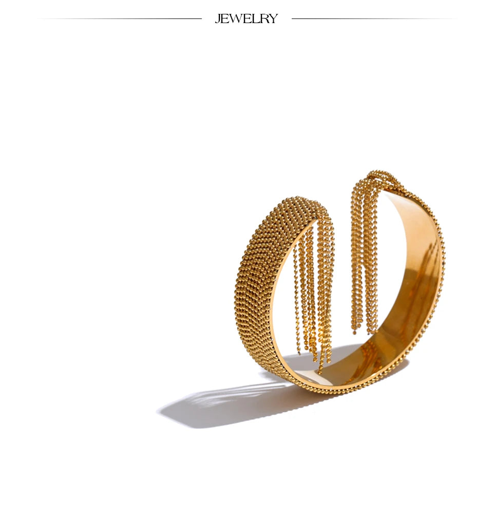 Geometric chain necklace in gold-plated stainless steel.
