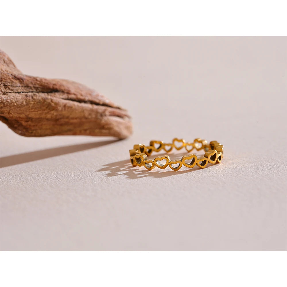 Heart minimalist ring in 18K gold-plated stainless steel.