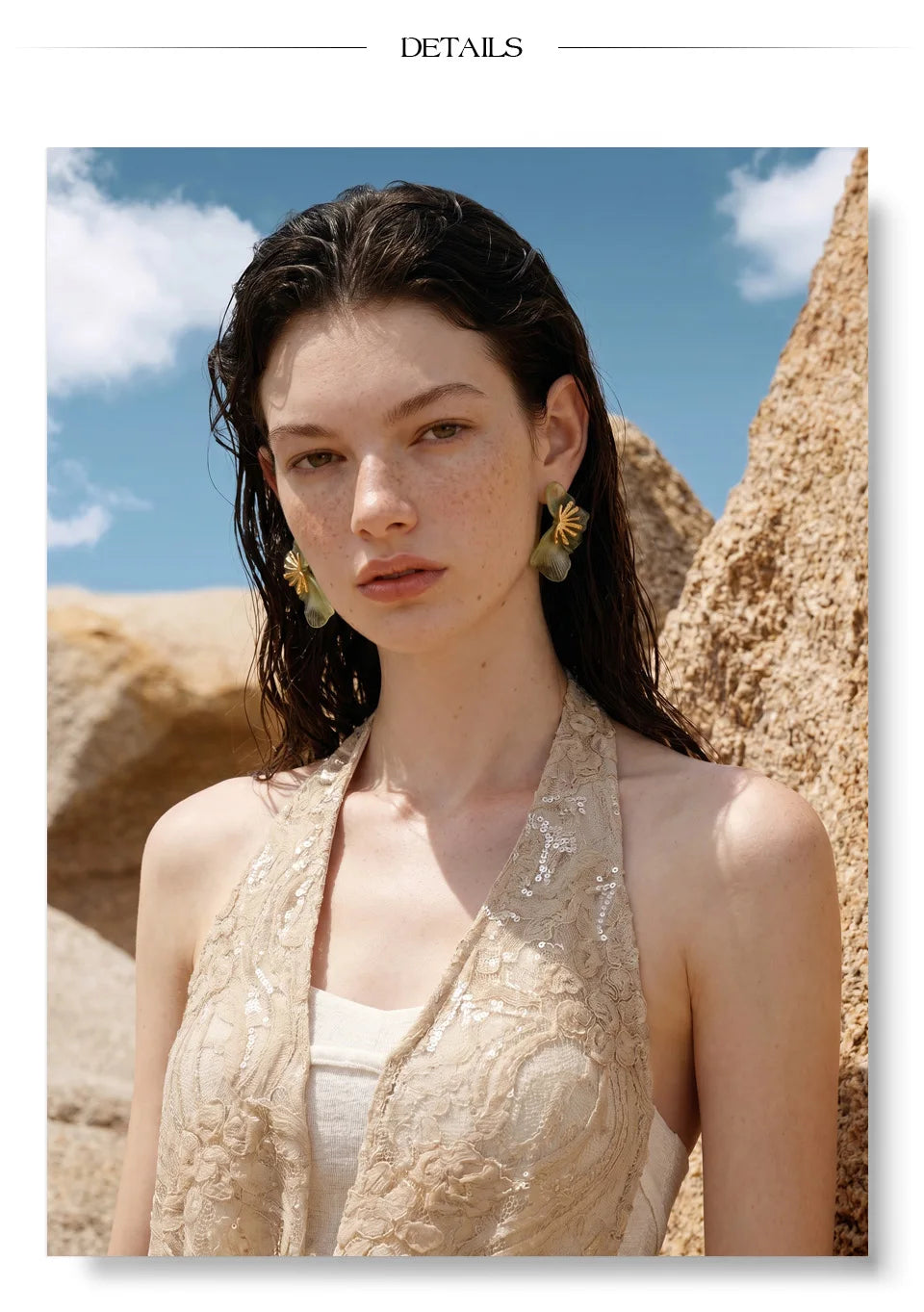 Resin acrylic flower earrings in gold-plated stainless steel with resin and acrylic.