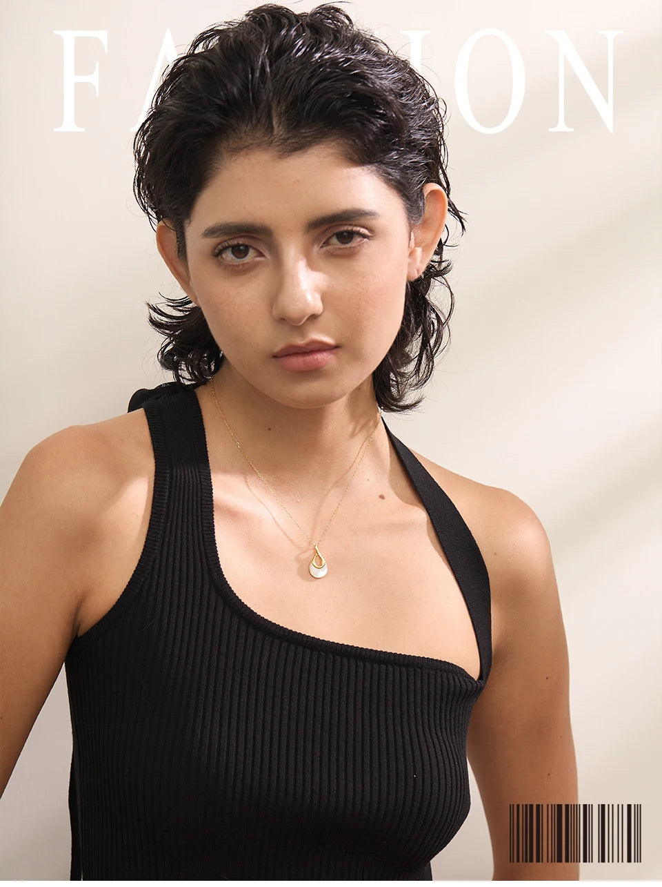 Shell natural stone geometric necklace in gold-plated stainless steel with natural stone and shell.