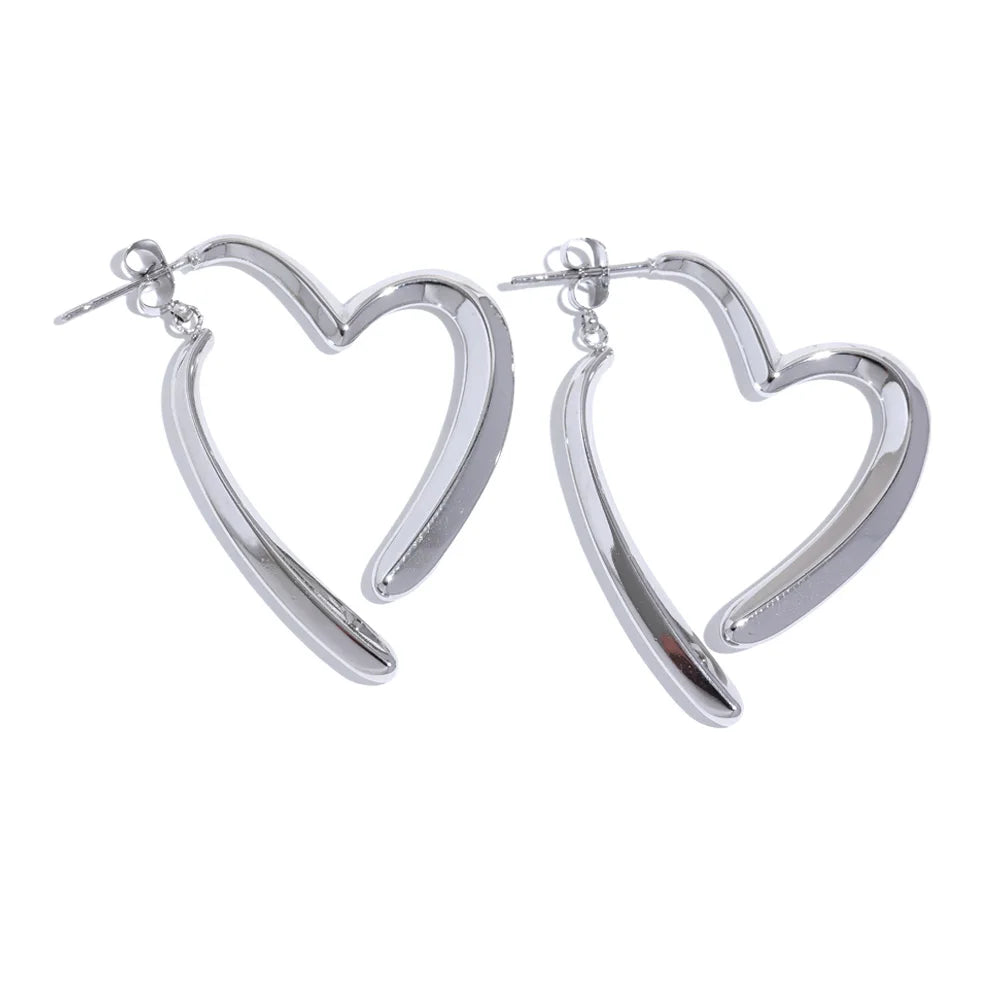Heart minimalist earrings in gold-plated stainless steel.