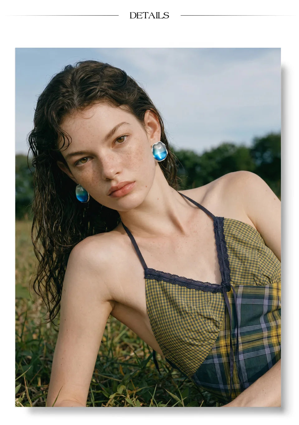 Resin multi-color geometric earrings in gold-plated stainless steel with resin.