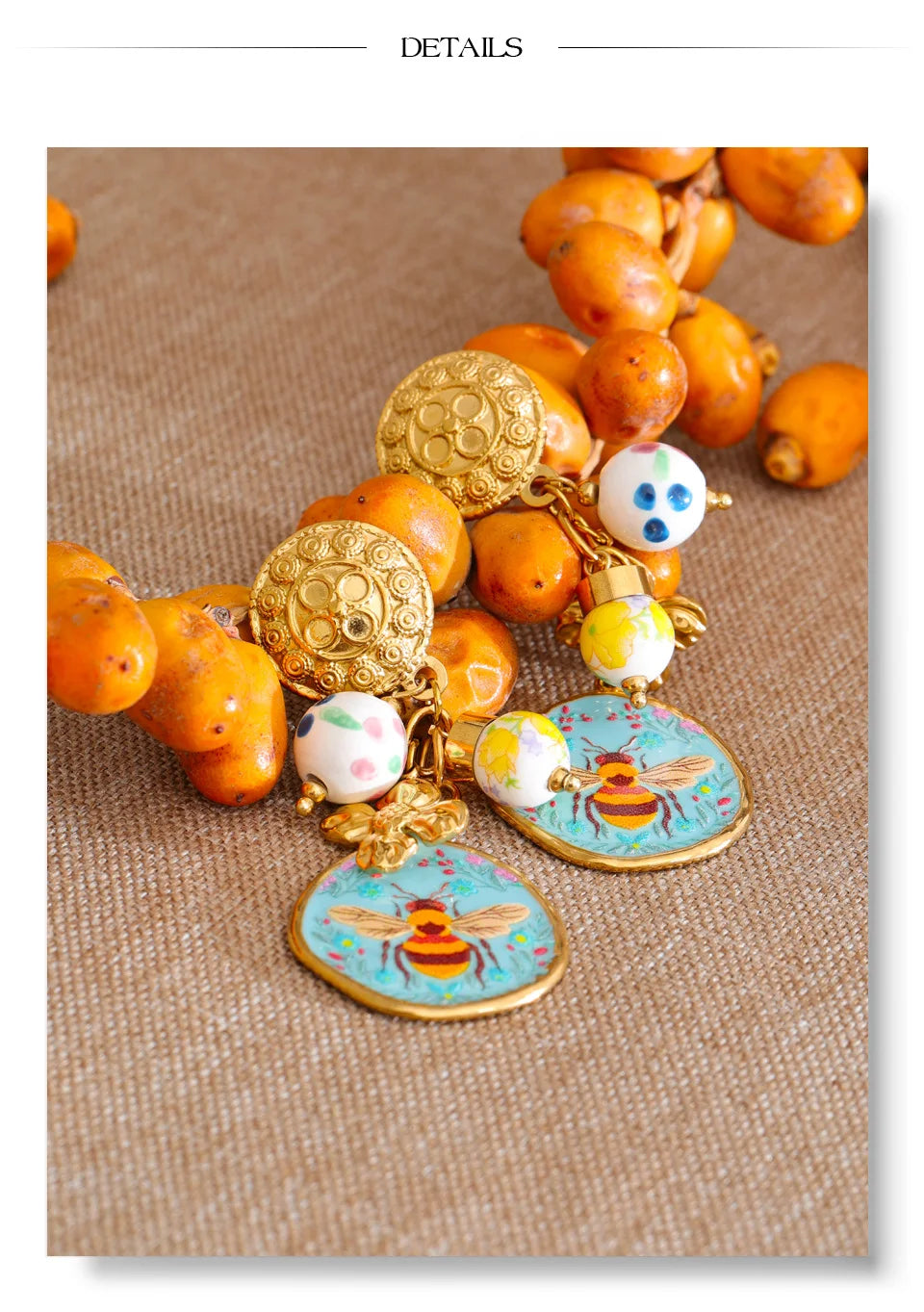 Flower earrings in gold-plated stainless steel.