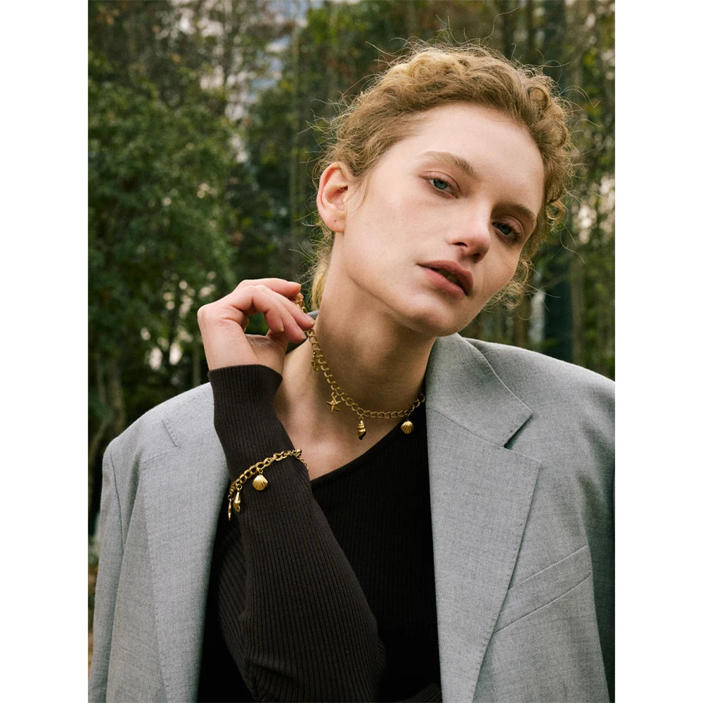 Shell star geometric necklace in gold-plated stainless steel with shell.