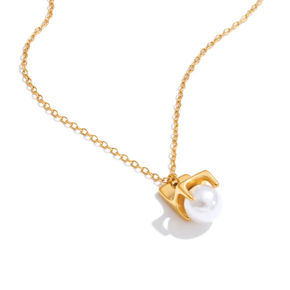Pearl geometric necklace in gold-plated stainless steel with pearl.