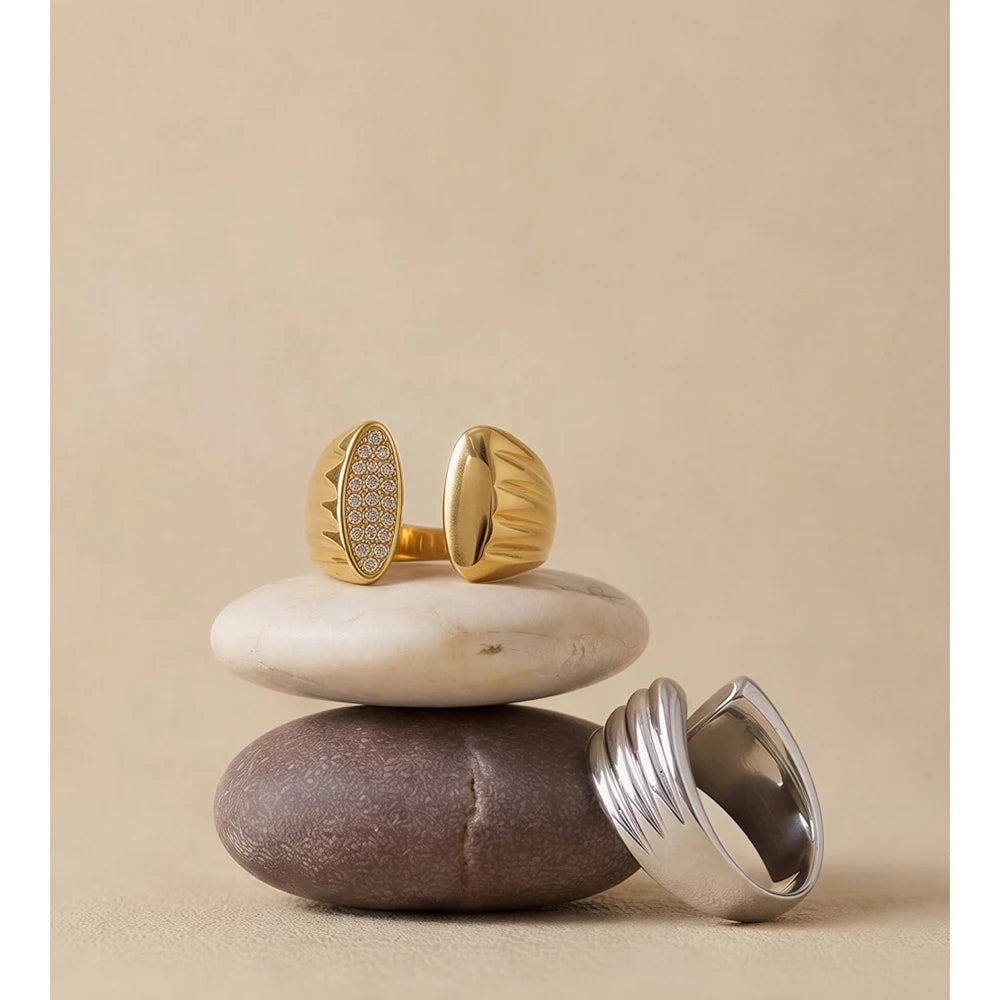 Cubic zirconia geometric ring in gold-plated stainless steel with cubic zirconia.