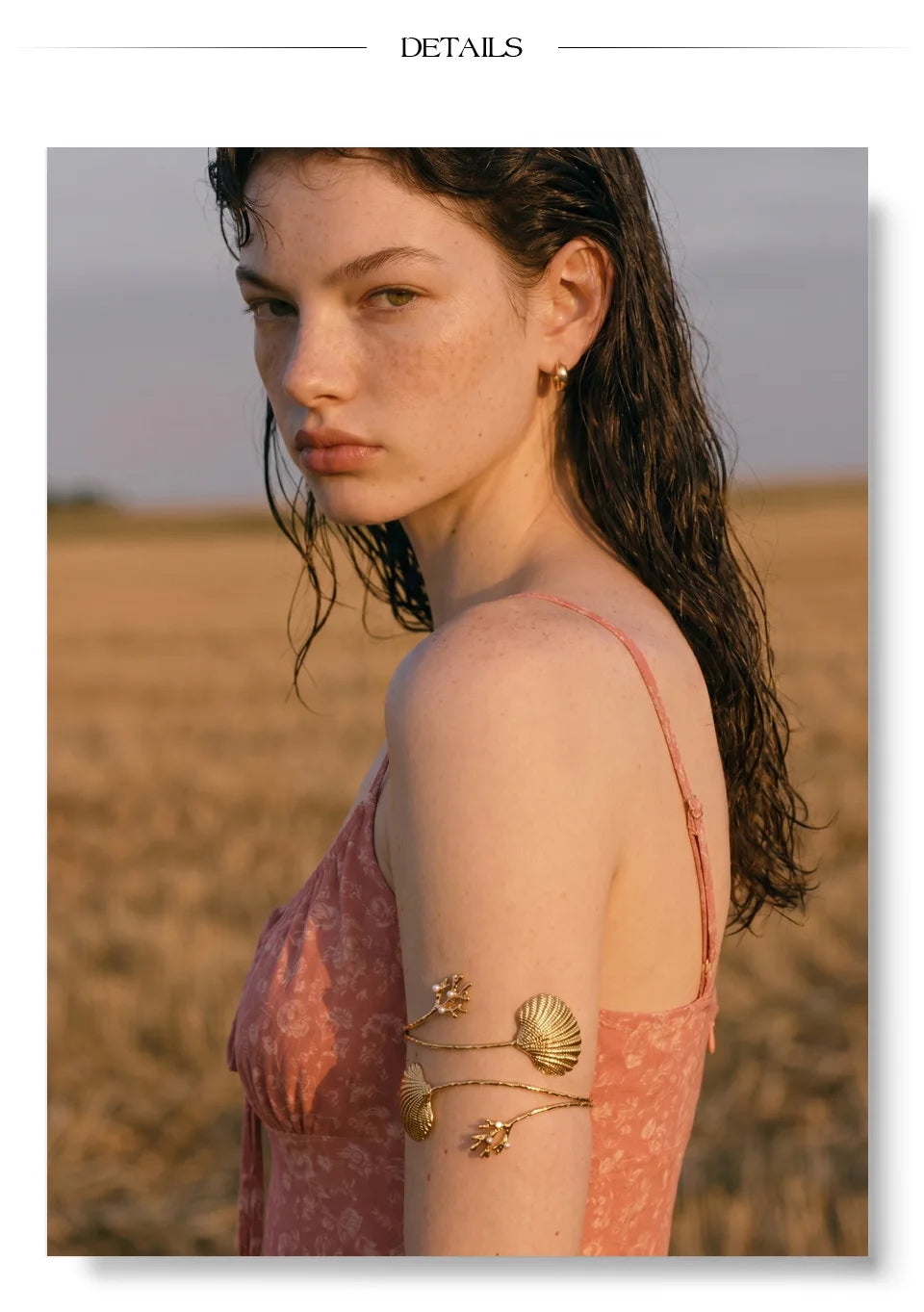 Shell geometric bracelet in gold-plated stainless steel with shell.