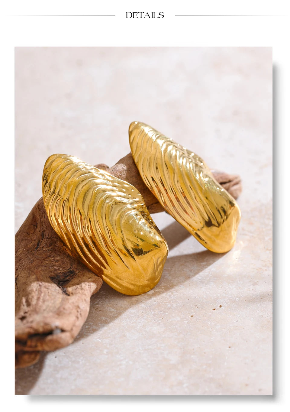 Geometric earrings in gold-plated stainless steel.