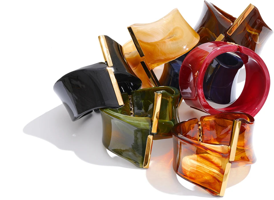 Resin acrylic multi-color bracelet in gold-plated stainless steel with resin and acrylic.