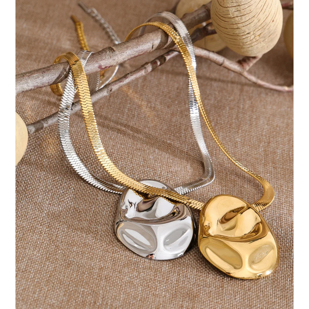 Hammered geometric necklace in gold-plated stainless steel.