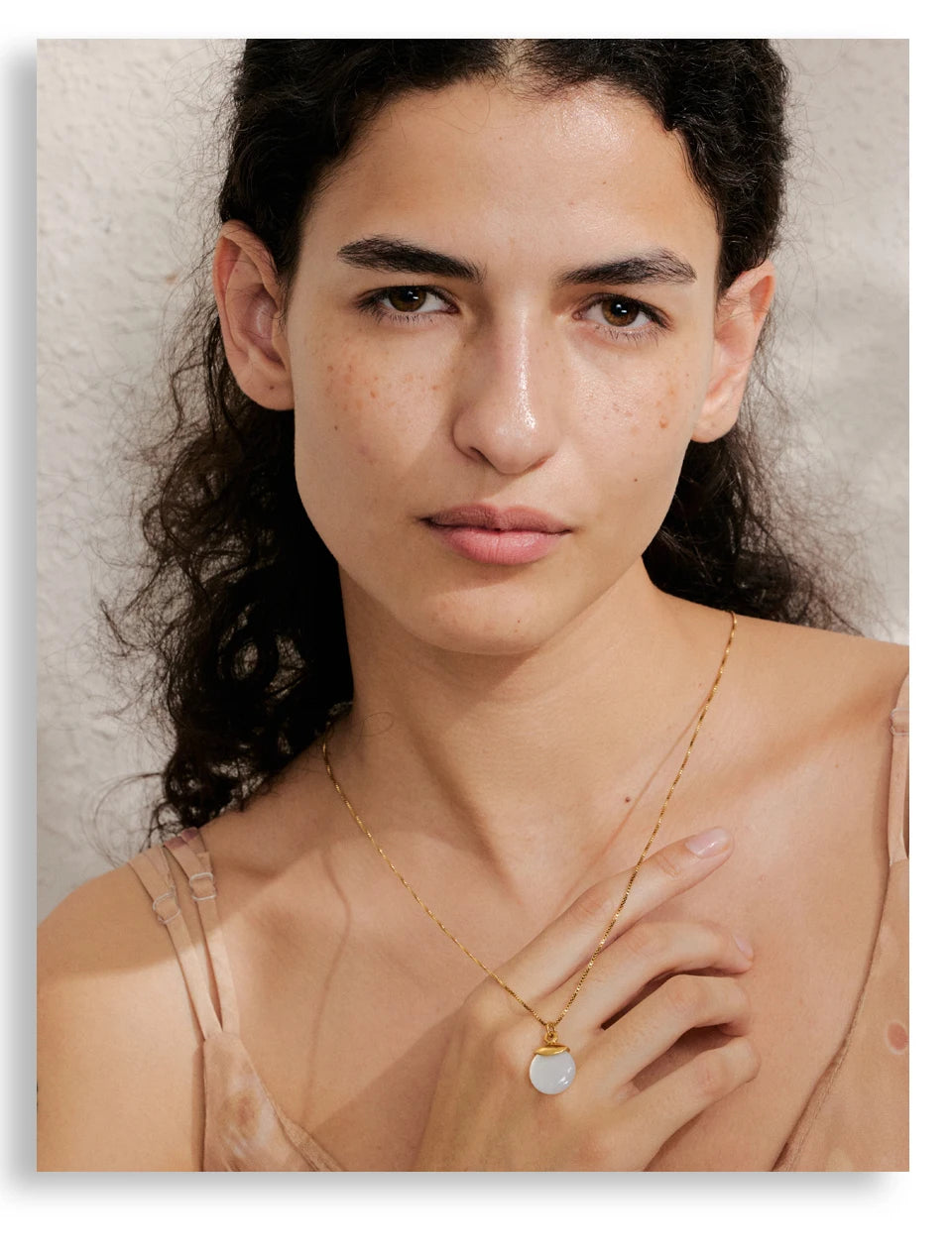White natural stone geometric necklace in gold-plated stainless steel with natural stone.