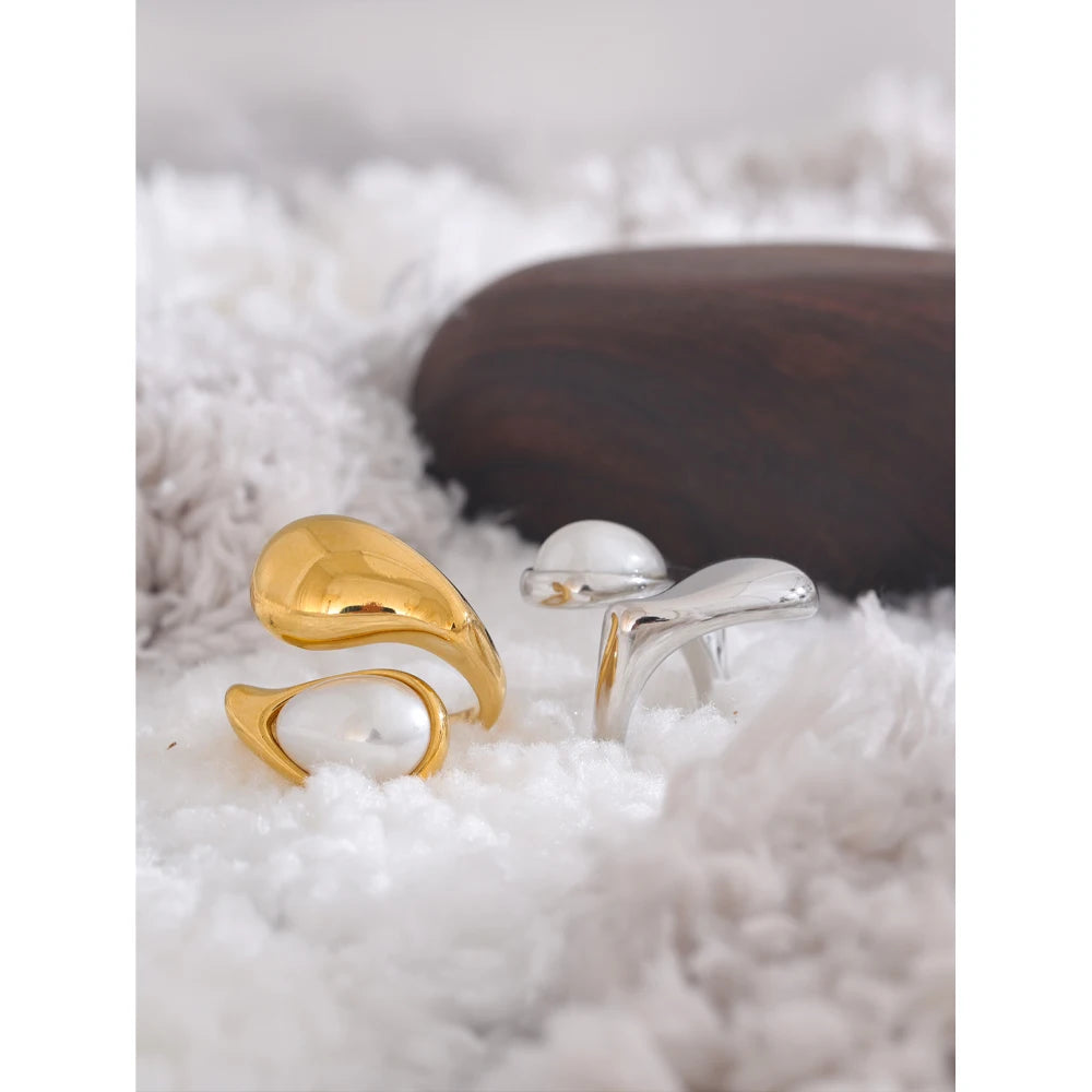 Pearl geometric ring in gold-plated stainless steel with pearl.