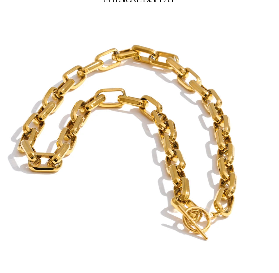 Geometric chain necklace in gold-plated stainless steel.