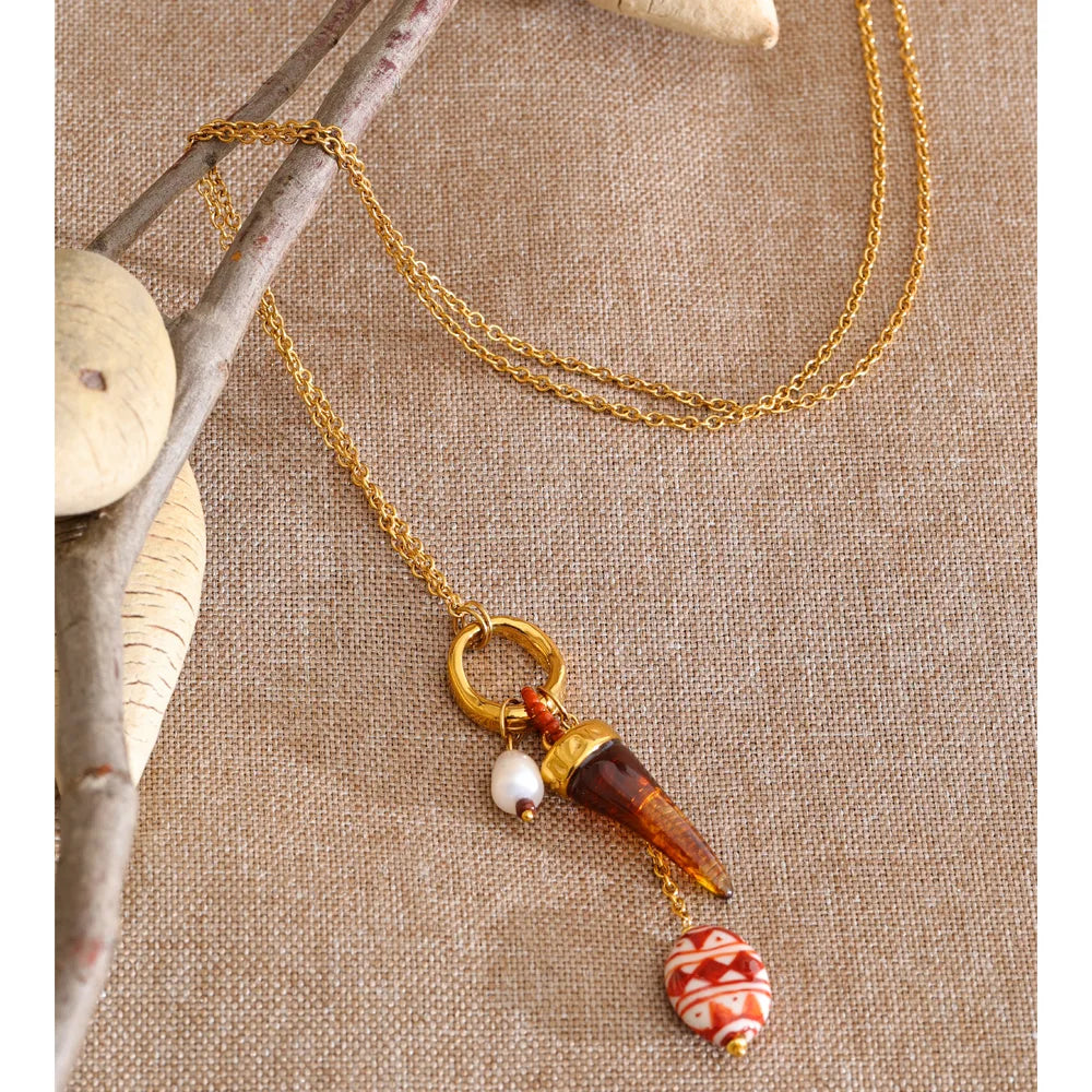 Resin geometric necklace in gold-plated stainless steel with resin.