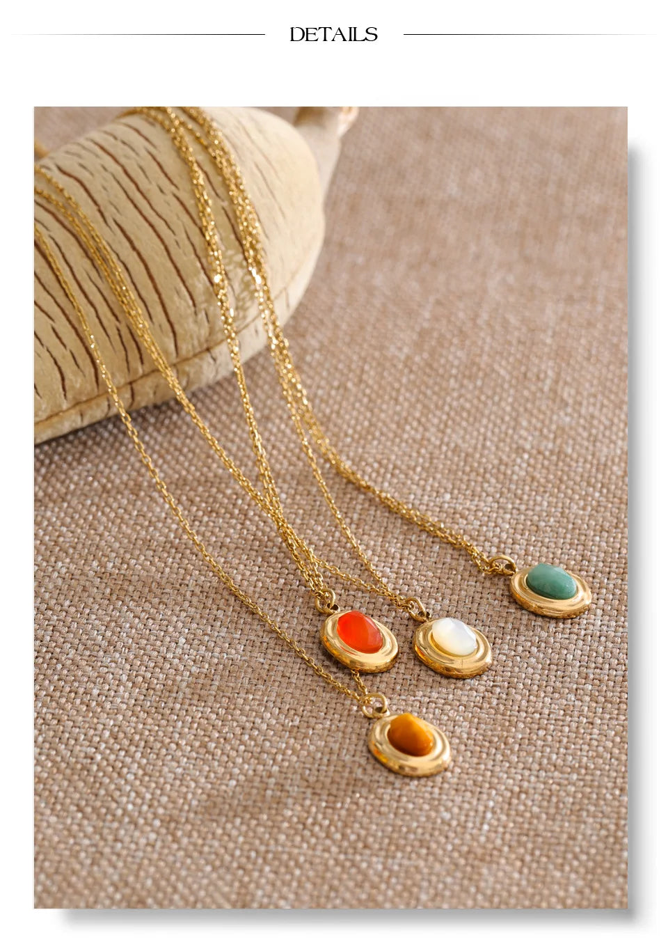 Natural stone geometric necklace in gold-plated stainless steel with natural stone.