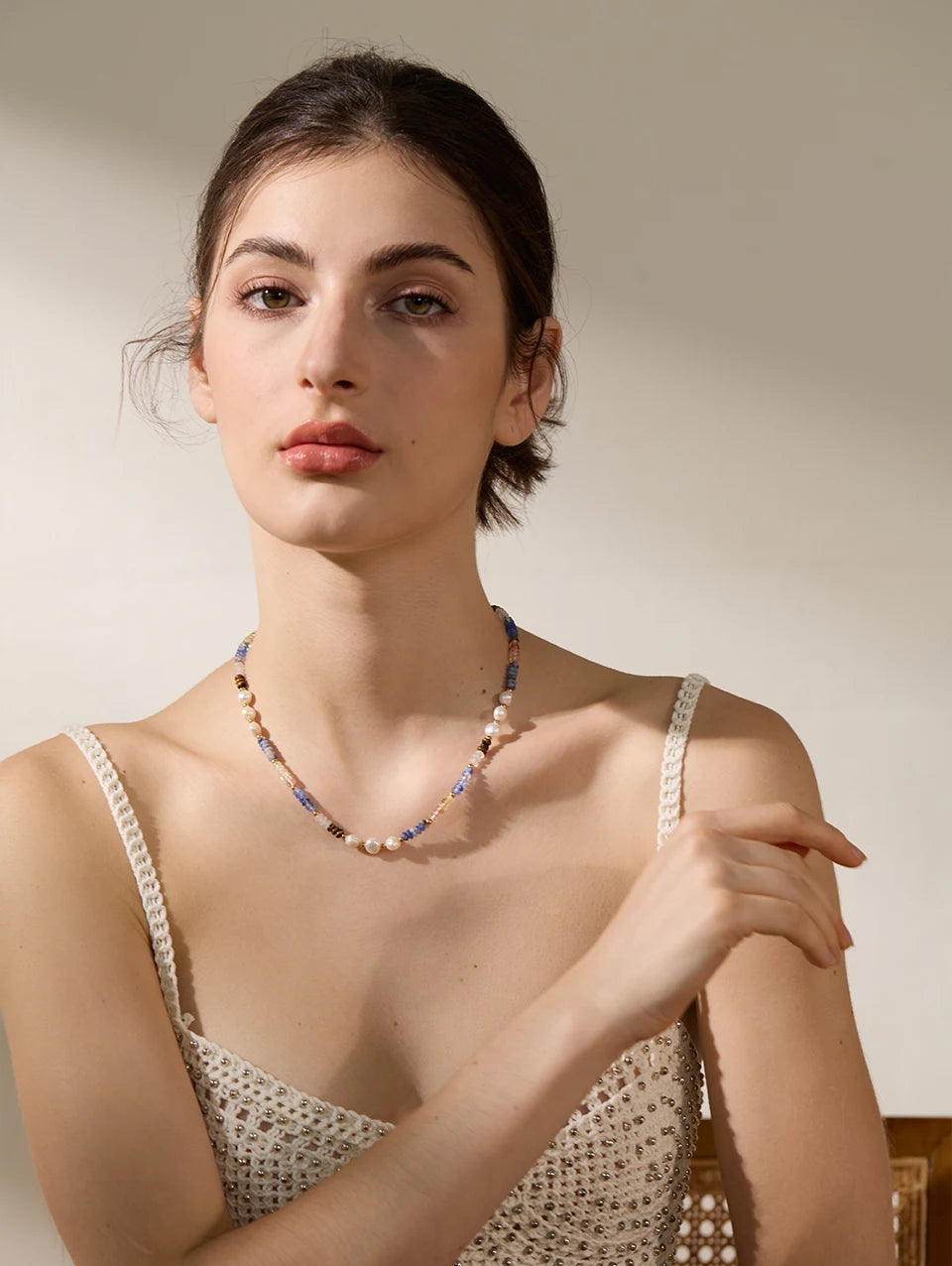 Freshwater pearl natural stone beaded necklace in gold-plated stainless steel with freshwater pearl and natural stone.
