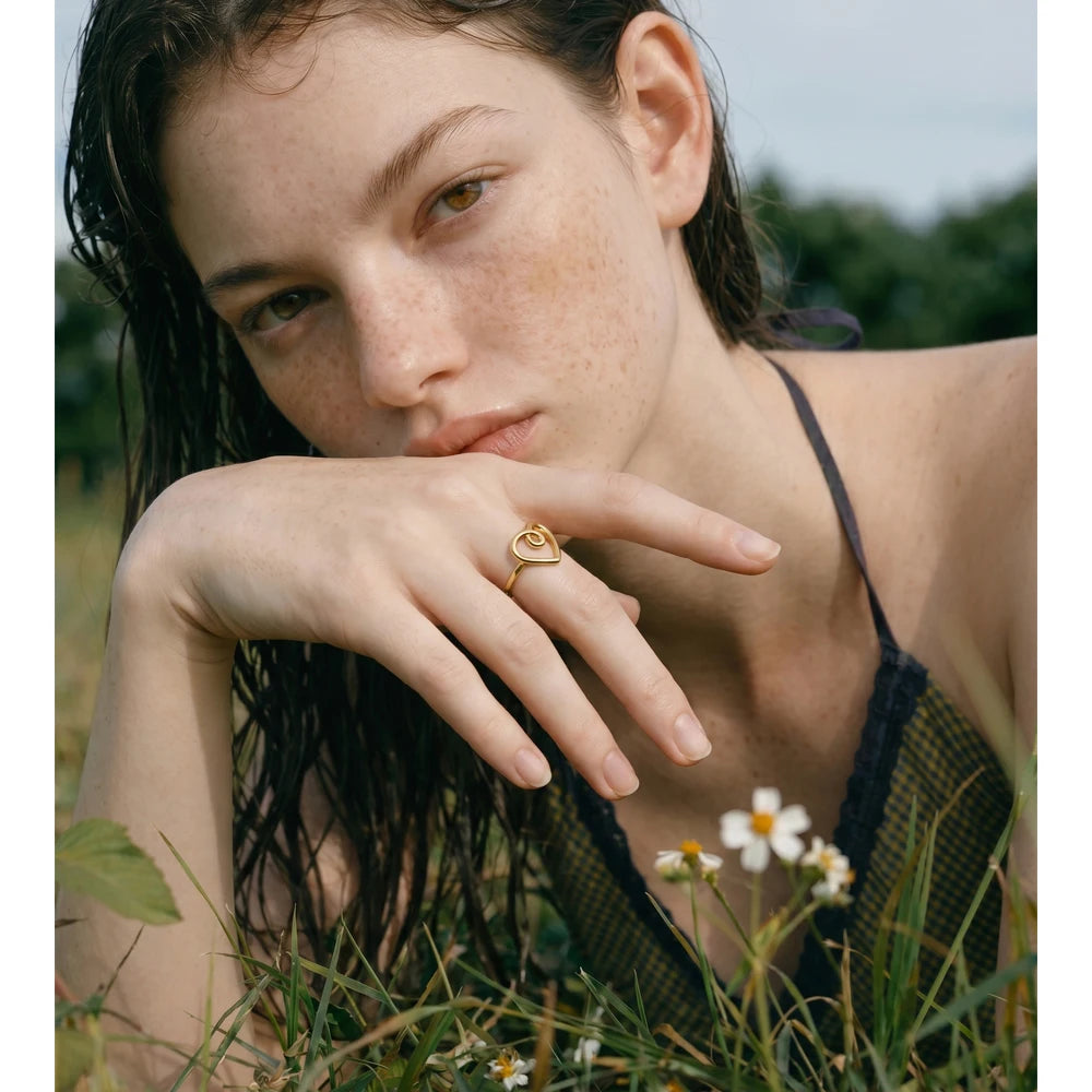 Heart ring in 18K gold-plated stainless steel.