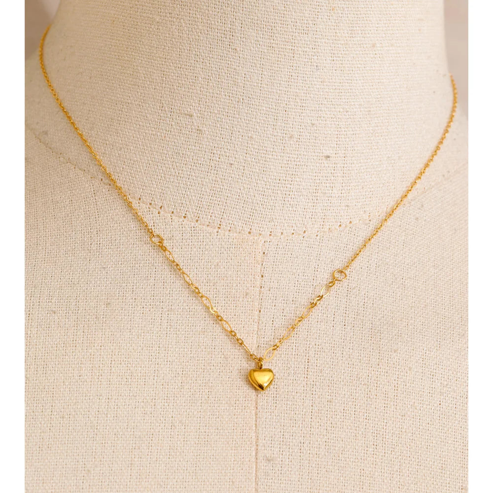 Heart geometric necklace in gold-plated stainless steel.