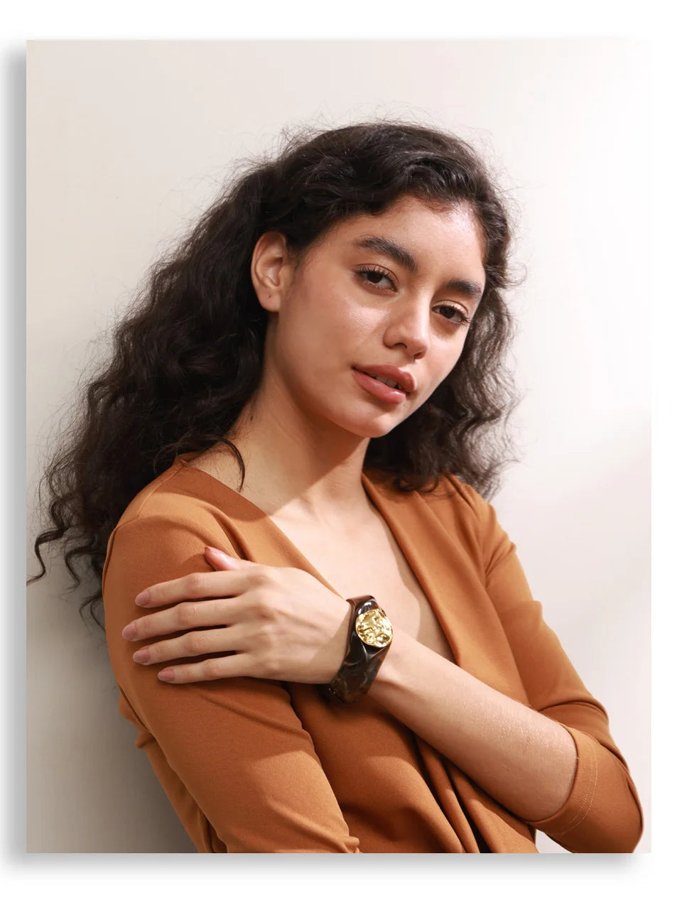 Resin multi-color geometric bracelet in gold-plated stainless steel with resin.