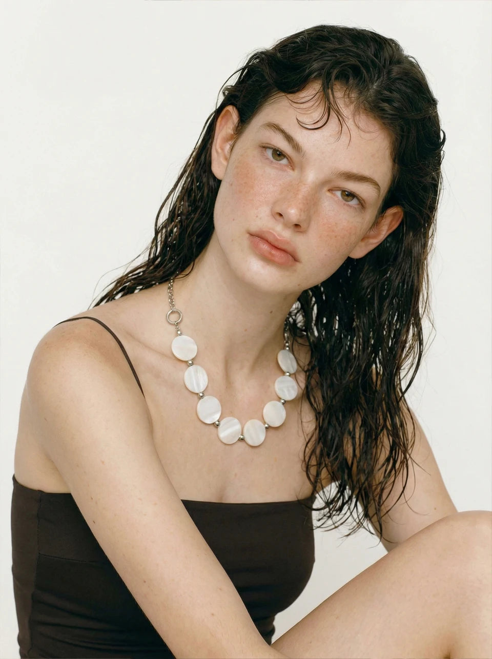 Shell geometric chain necklace in gold-plated stainless steel with shell.