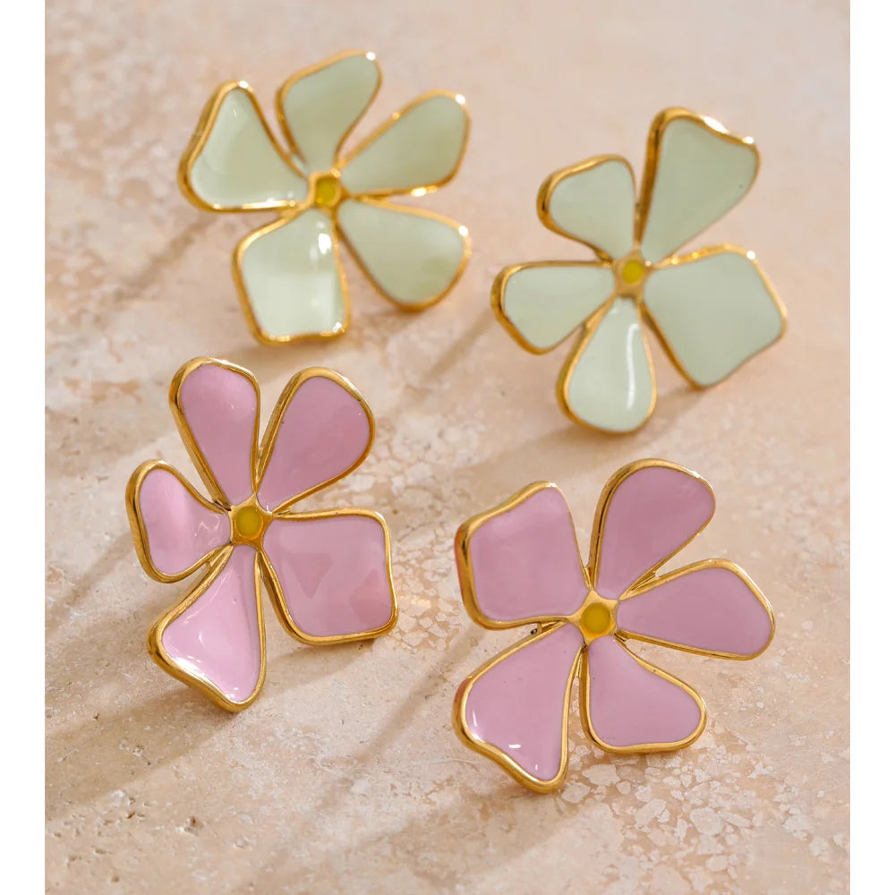 Flower earrings in gold-plated stainless steel.