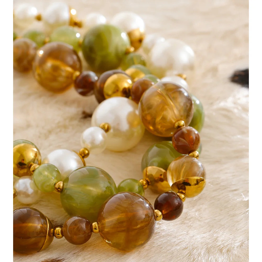 Pearl resin acrylic necklace in gold-plated stainless steel with pearl and resin.