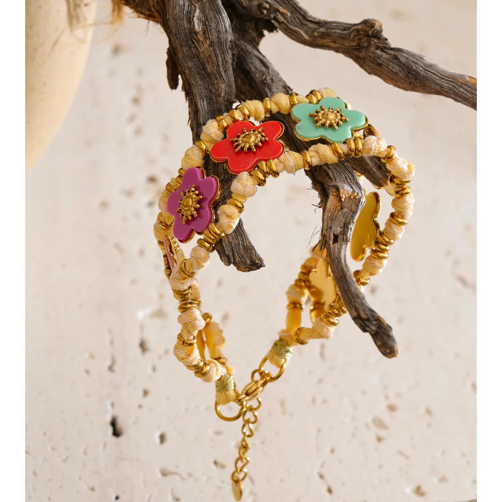Resin flower multi-color necklace in gold-plated stainless steel with resin.