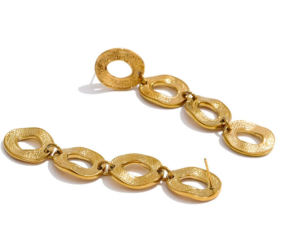 Geometric earrings in gold-plated stainless steel.