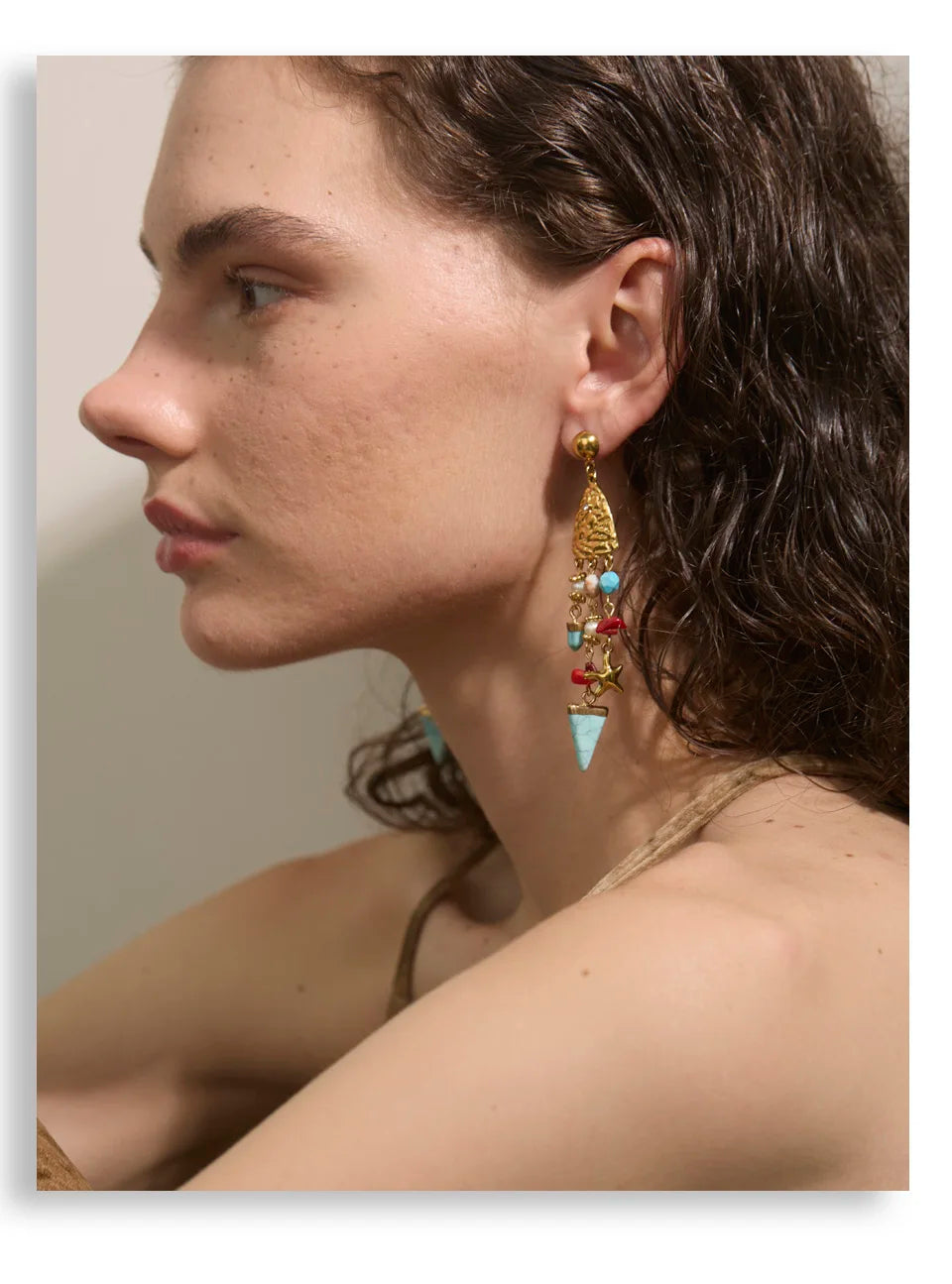 Freshwater pearl resin geometric earrings in gold-plated 316L stainless steel with freshwater pearl and resin.
