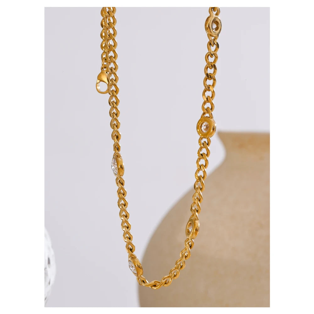 Cubic zirconia geometric chain necklace in gold-plated stainless steel with cubic zirconia.