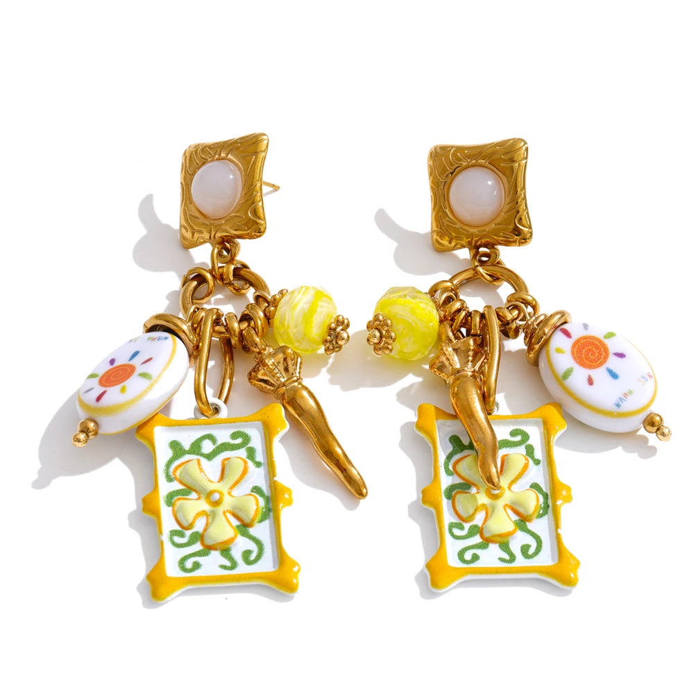 Enamel flower geometric earrings in gold-plated stainless steel with enamel.