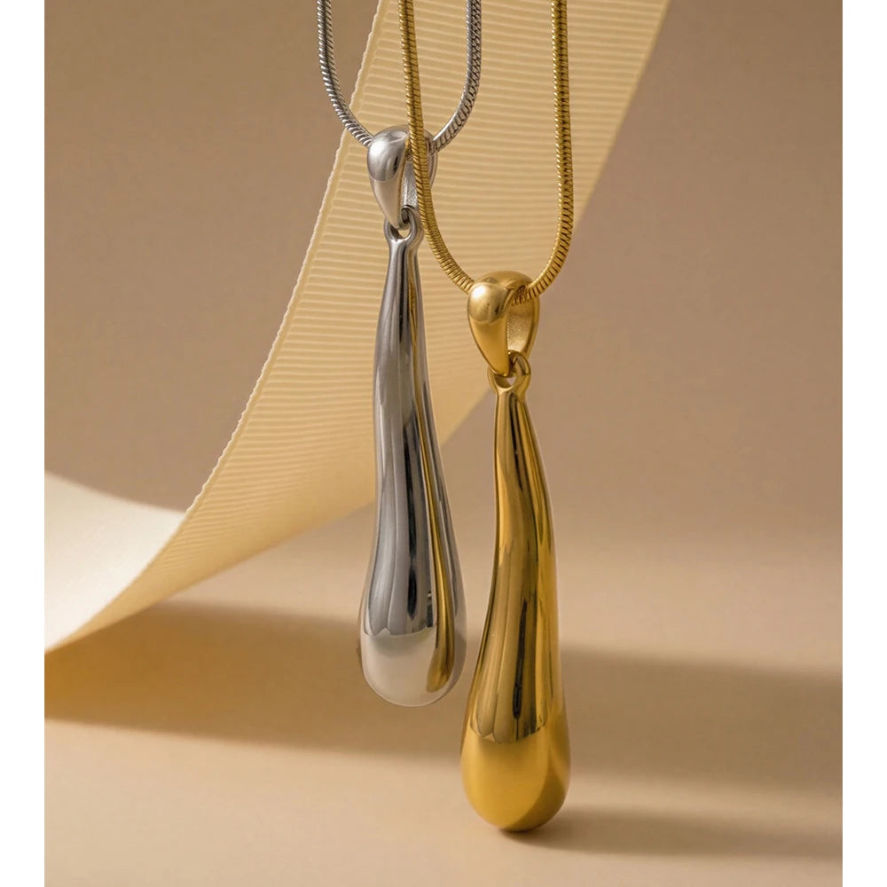 Geometric necklace in gold-plated stainless steel.