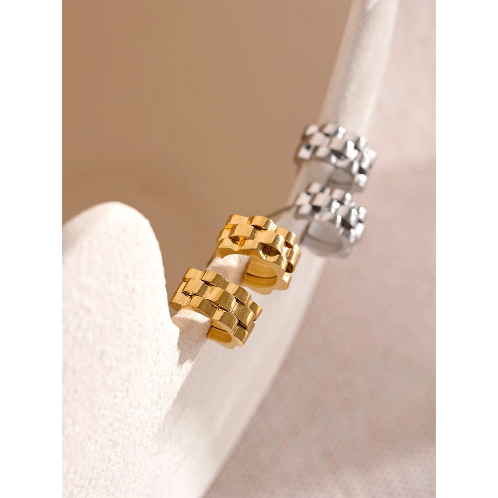 Hammered geometric earrings in 18K gold-plated stainless steel.