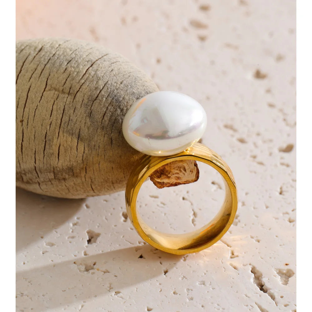 Pearl shell geometric ring in 18K gold-plated stainless steel with pearl and shell.