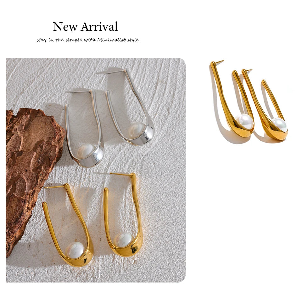 Pearl minimalist geometric earrings in gold-plated stainless steel with pearl.