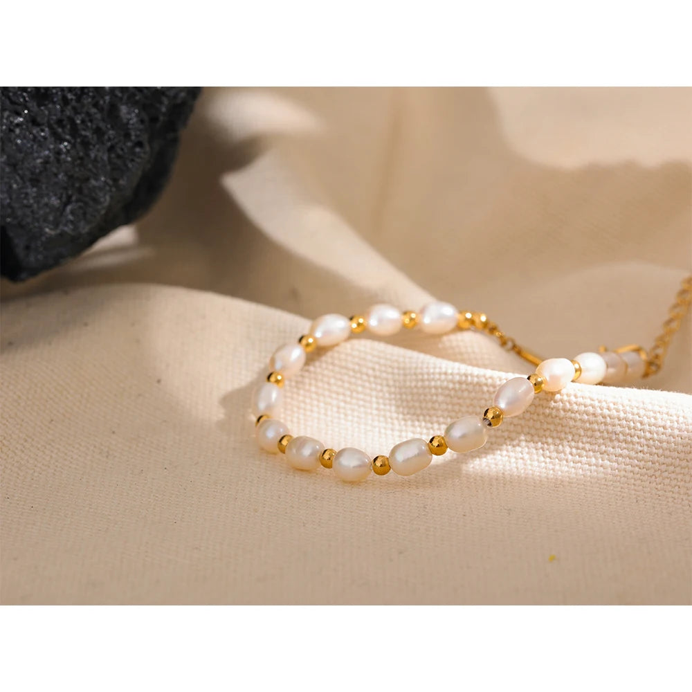 Freshwater pearl geometric bracelet in gold-plated stainless steel with freshwater pearl.