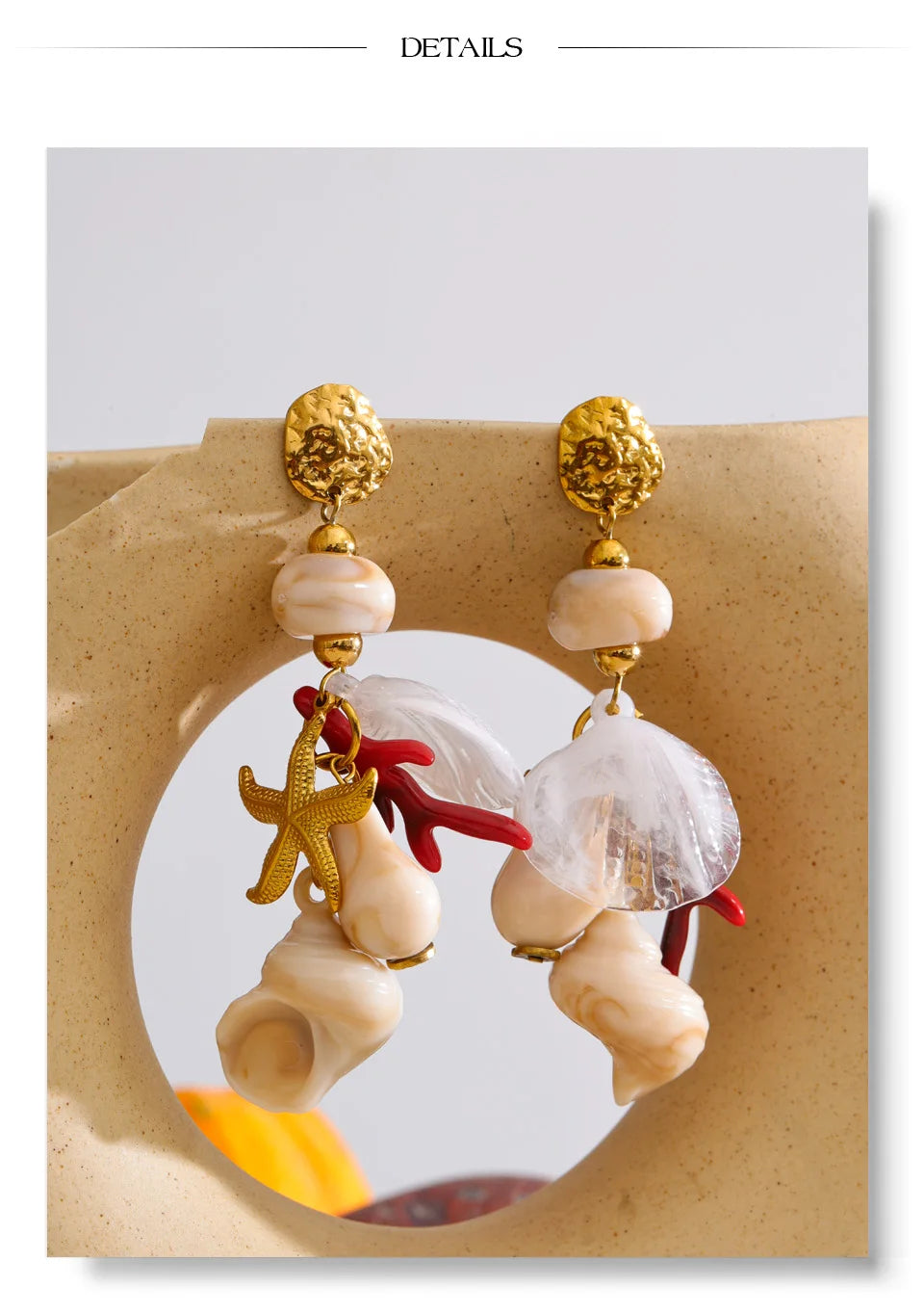 Shell resin star earrings in gold-plated stainless steel with shell and resin.