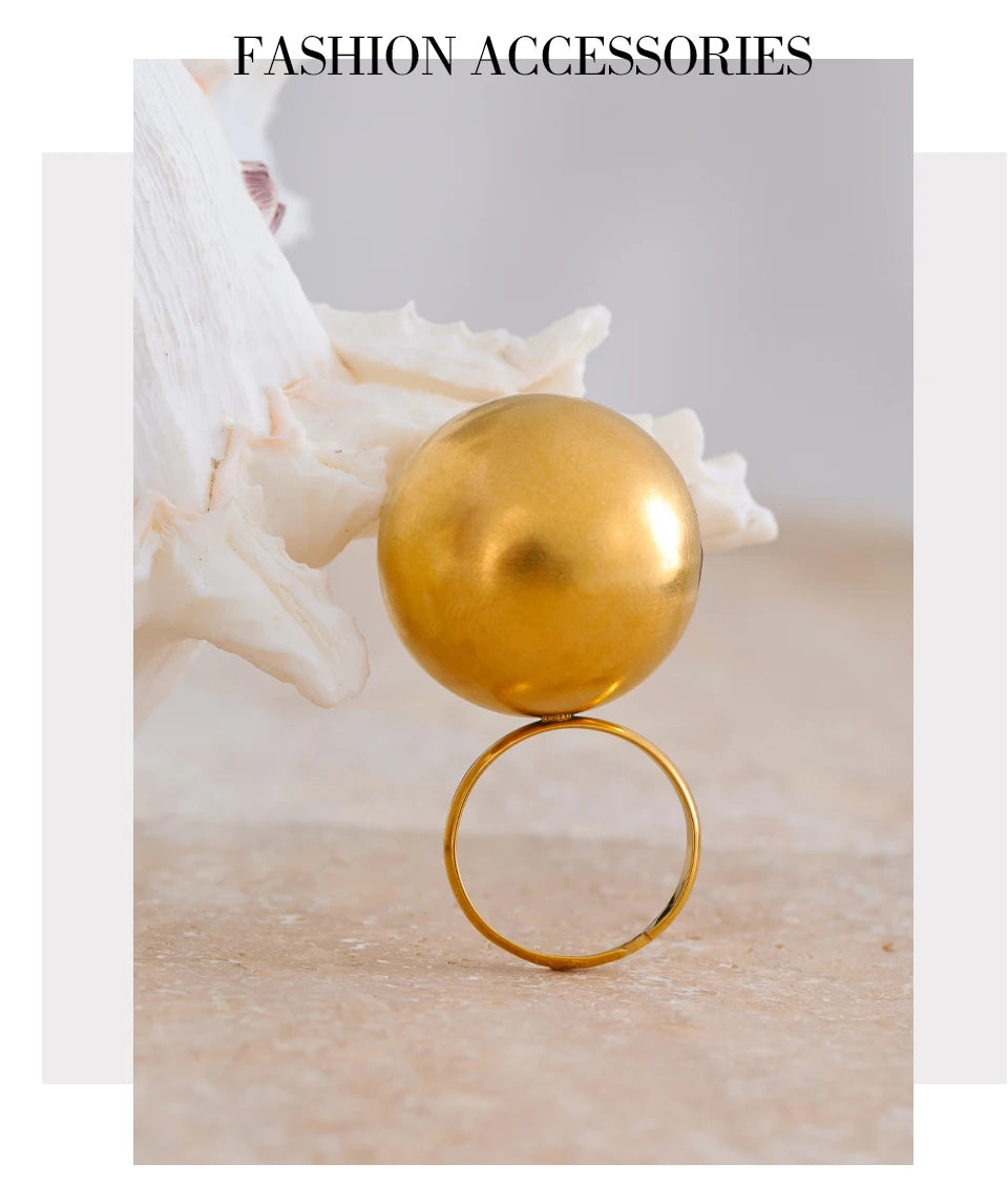Geometric ring in 18K gold-plated stainless steel.