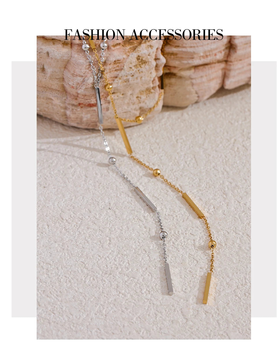 Geometric chain necklace in gold-plated 316L stainless steel.