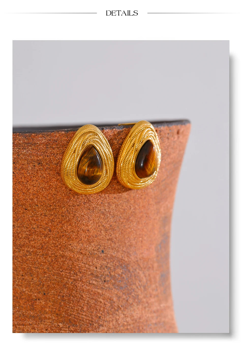Natural stone geometric earrings in gold-plated stainless steel with natural stone.