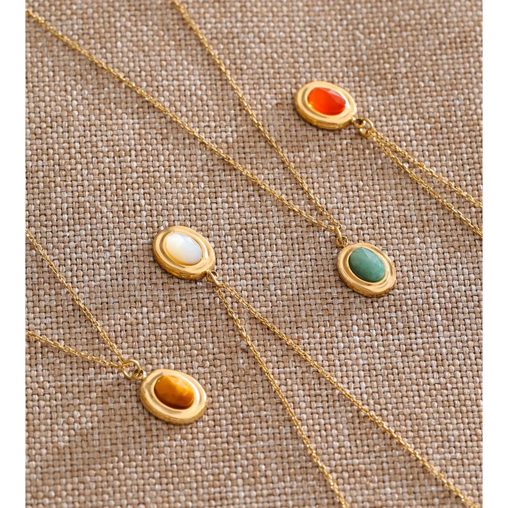 Natural stone geometric necklace in gold-plated stainless steel with natural stone.