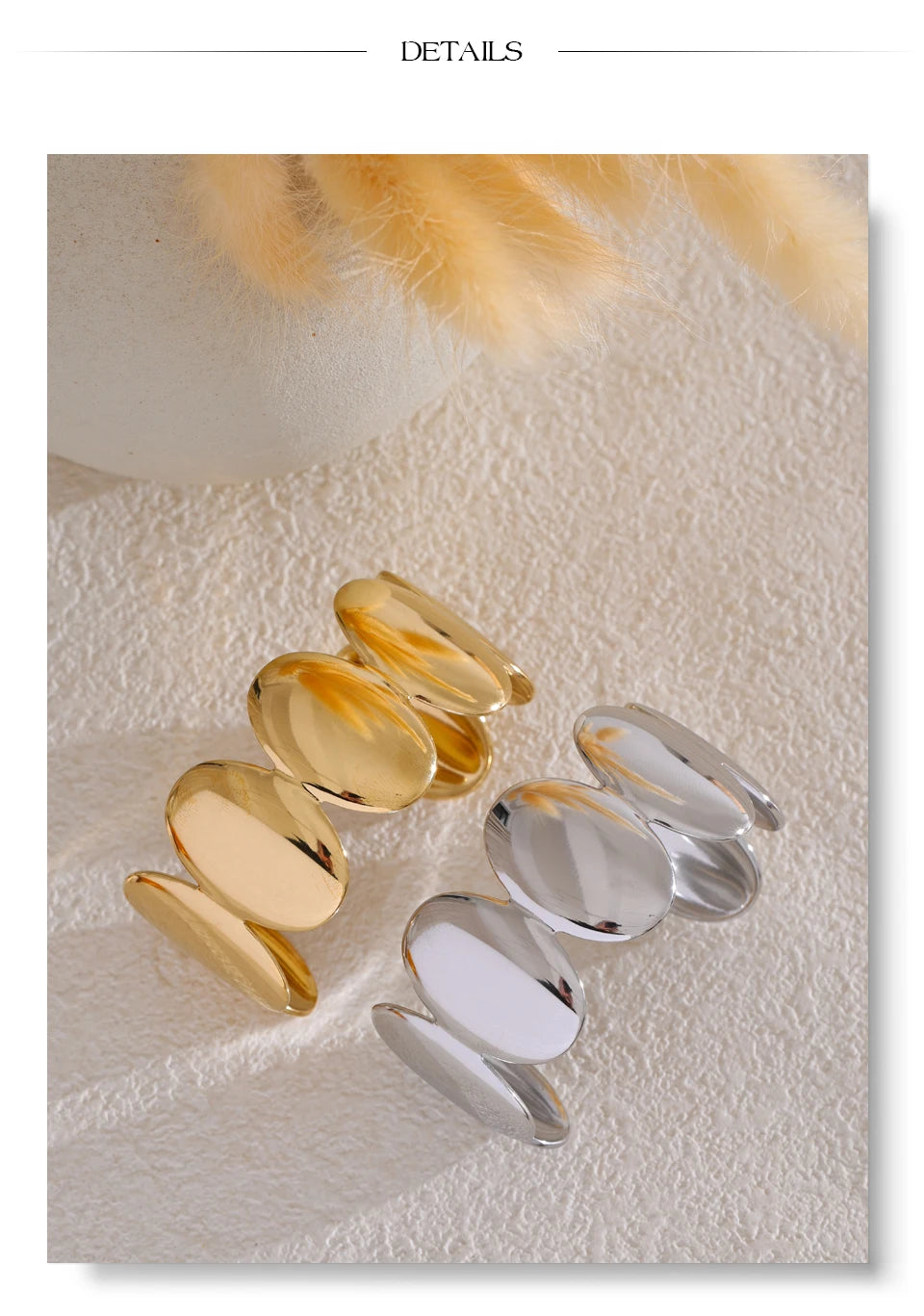 Geometric bracelet in gold-plated stainless steel.