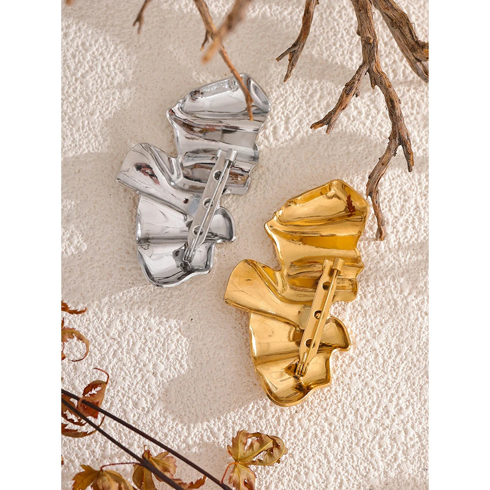 Geometric brooch in 18K gold-plated stainless steel.