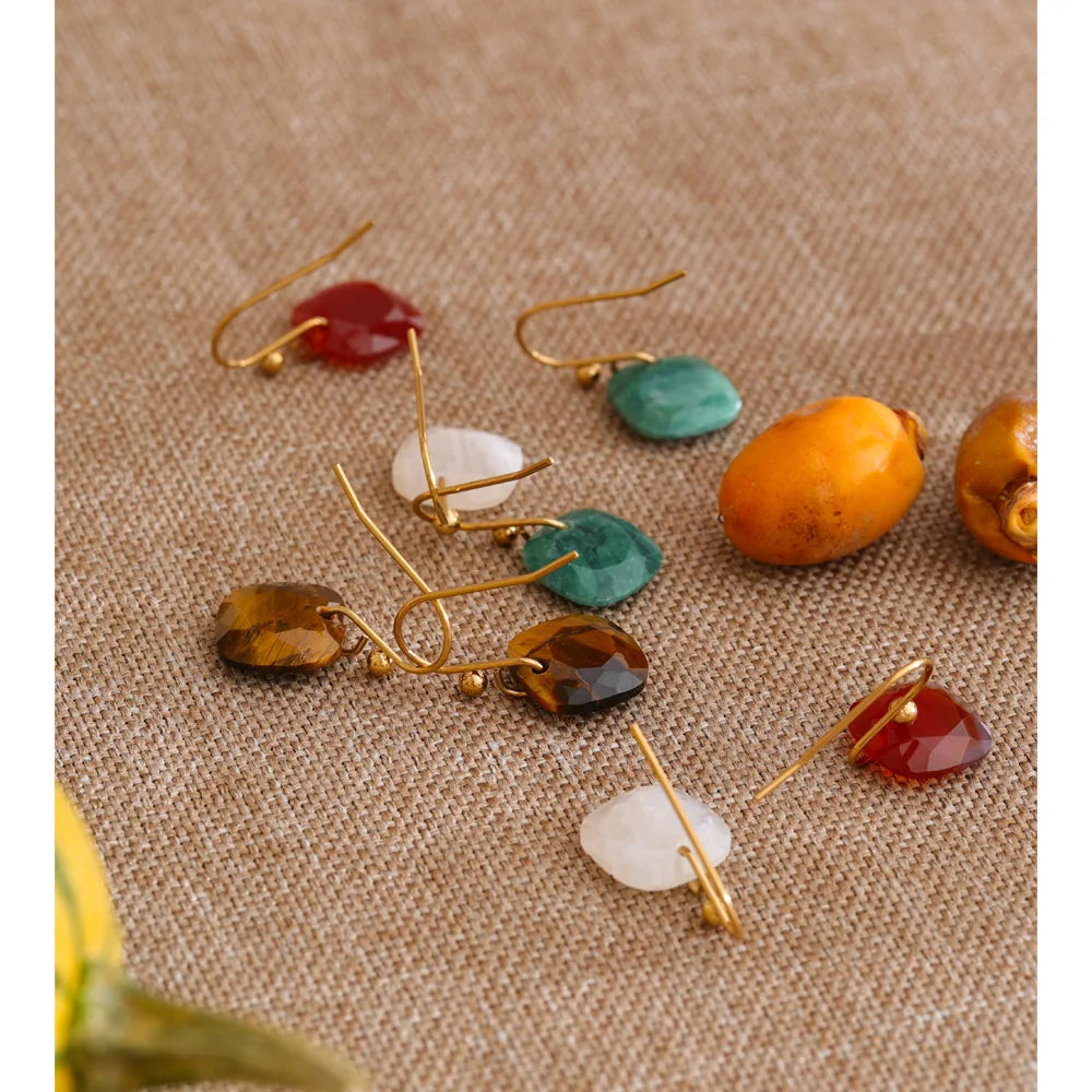 Natural stone geometric earrings in gold-plated stainless steel with natural stone.