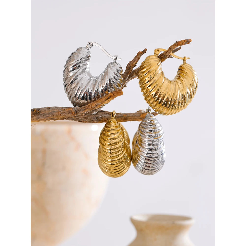 Geometric earrings in gold-plated stainless steel.