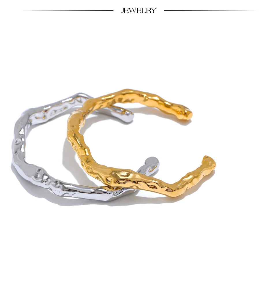 Hammered minimalist geometric bracelet in gold-plated stainless steel.