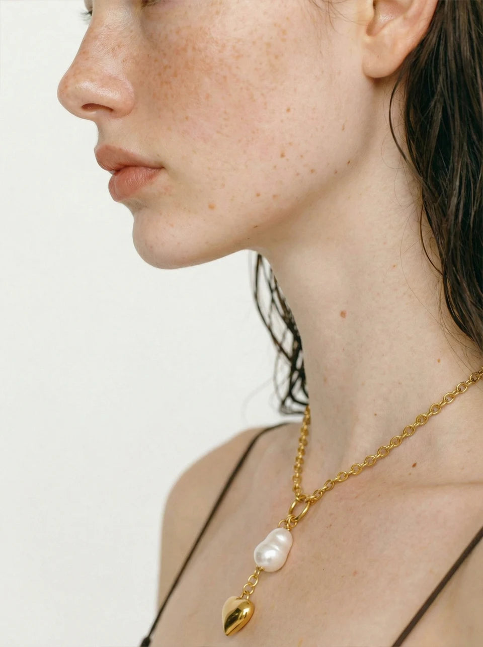 Pearl heart geometric necklace in gold-plated stainless steel with pearl.