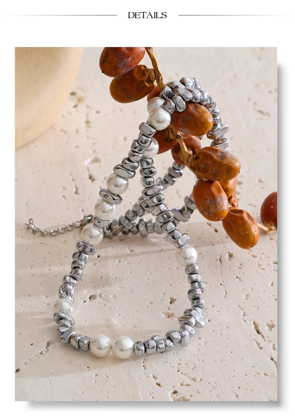 Pearl beaded geometric necklace in gold-plated stainless steel with pearl.